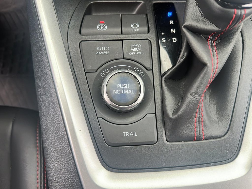 2024 Toyota RAV4 PLUG-IN HYBRID XSE AWD in Stratford, Ontario - 15 - w1024h768px