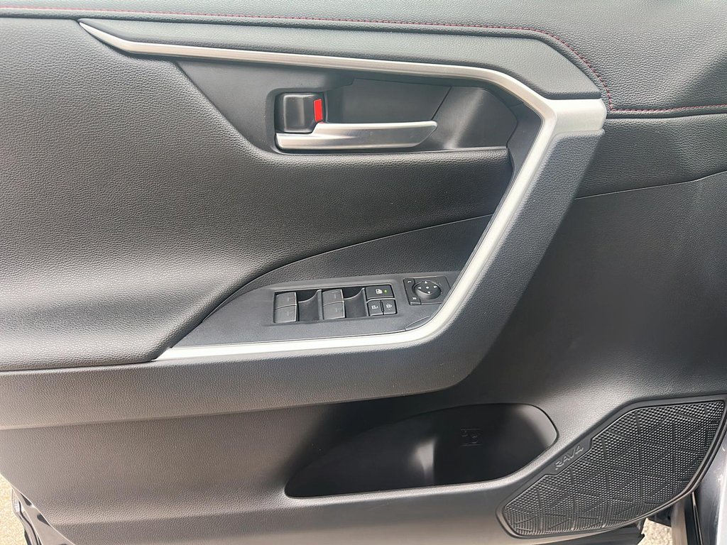 2024 Toyota RAV4 PLUG-IN HYBRID XSE AWD in Stratford, Ontario - 10 - w1024h768px