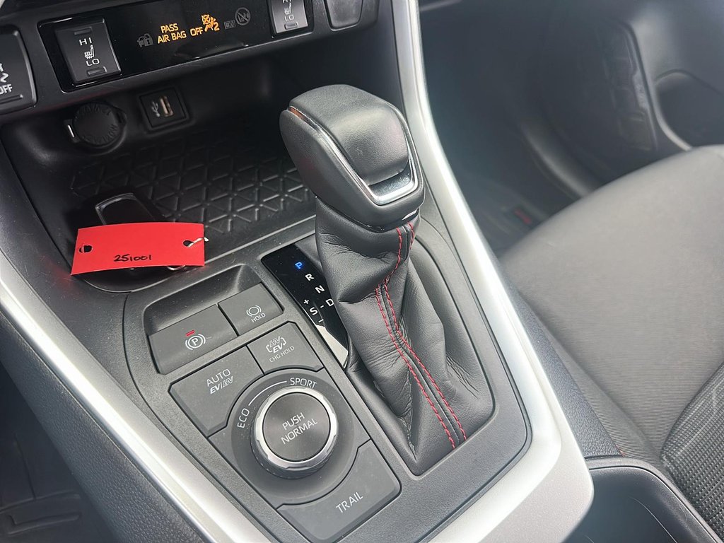 2024 Toyota RAV4 PLUG-IN HYBRID XSE AWD in Stratford, Ontario - 13 - w1024h768px