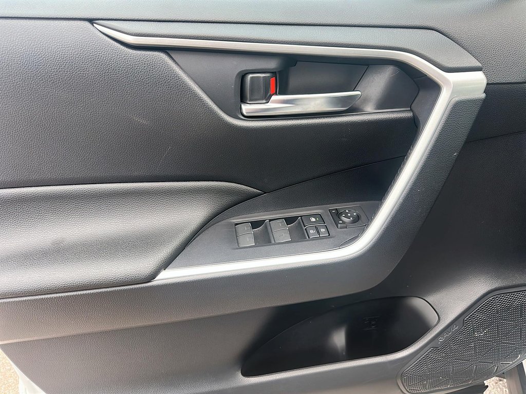 2024 Toyota RAV4 PLUG-IN HYBRID XSE AWD in Stratford, Ontario - 10 - w1024h768px