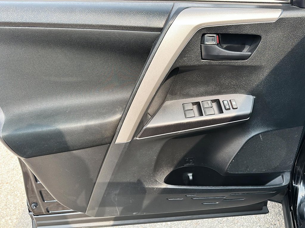 2018 Toyota RAV4 AWD LE in Stratford, Ontario - 10 - w1024h768px
