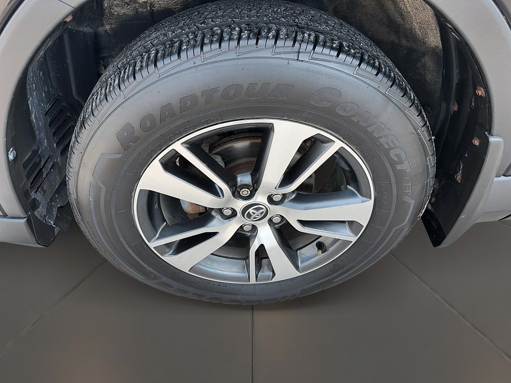 2018 Toyota RAV4 AWD LE in Stratford, Ontario - 7 - w1024h768px