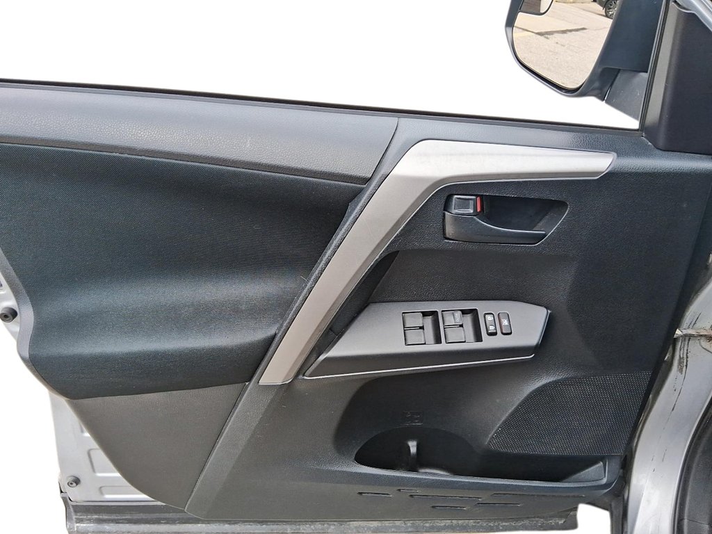 2018 Toyota RAV4 FWD LE in Stratford, Ontario - 11 - w1024h768px