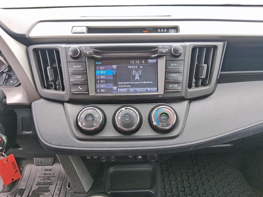 2018 Toyota RAV4 FWD LE in Stratford, Ontario - 15 - w1024h768px