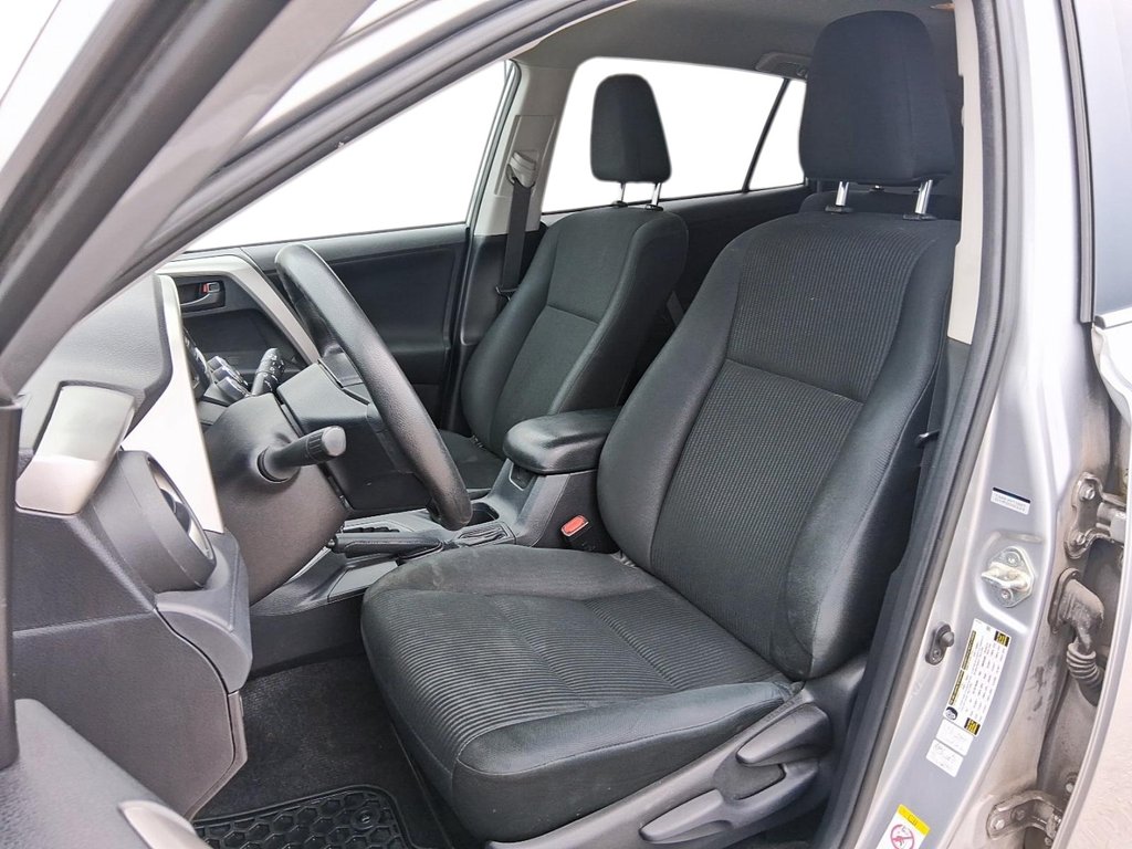2018 Toyota RAV4 FWD LE in Stratford, Ontario - 8 - w1024h768px