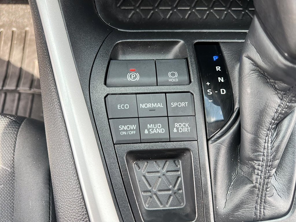 2020 Toyota RAV4 AWD LE in Stratford, Ontario - 15 - w1024h768px