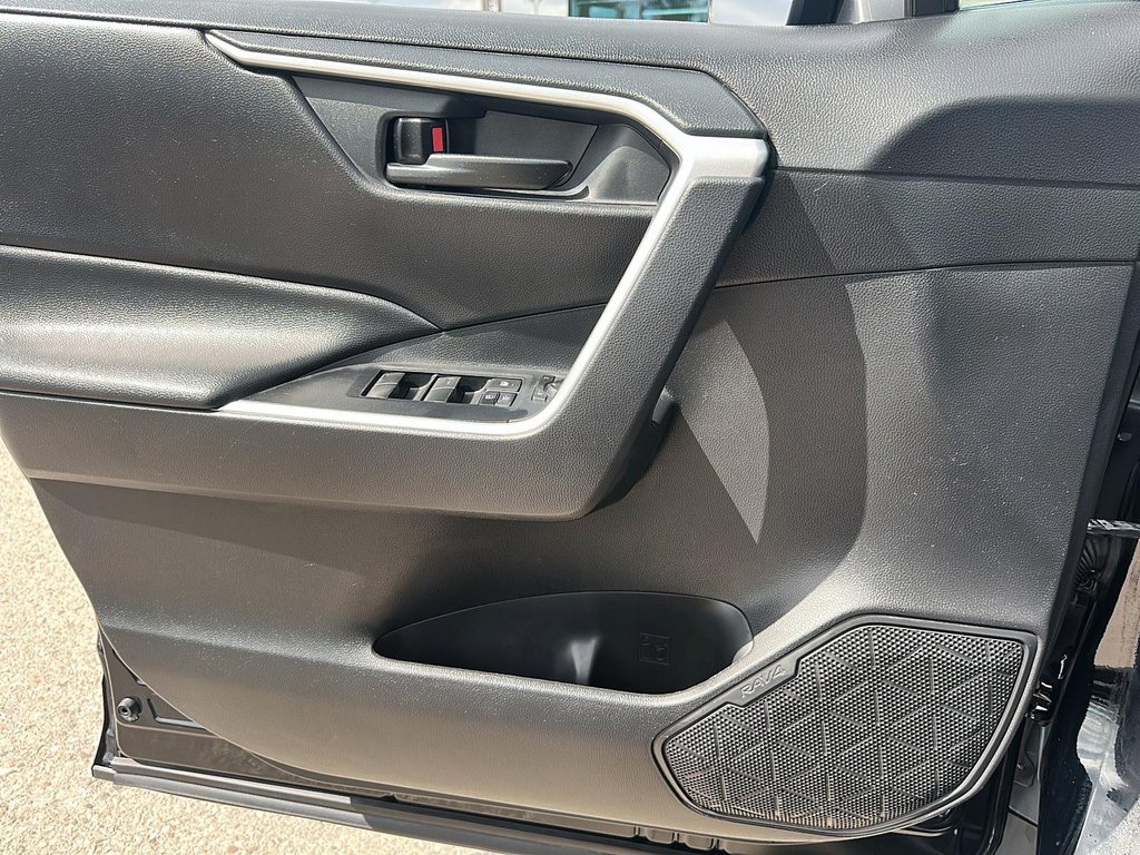 2020 Toyota RAV4 AWD LE in Stratford, Ontario - 10 - w1024h768px