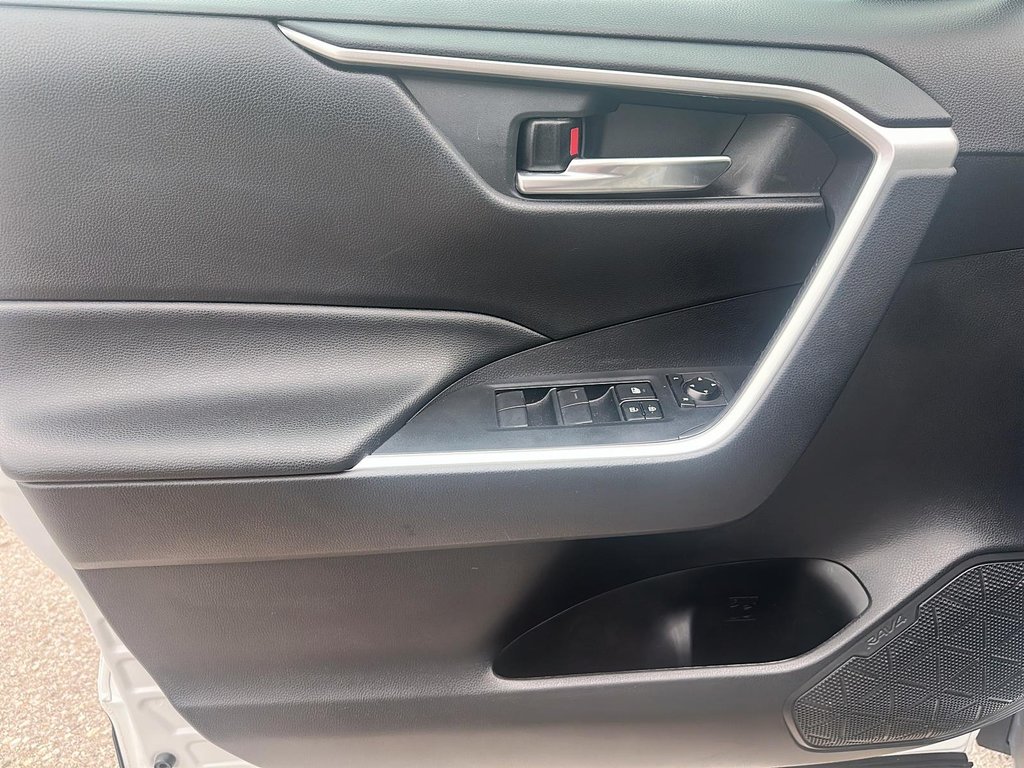 2020 Toyota RAV4 AWD XLE in Stratford, Ontario - 10 - w1024h768px
