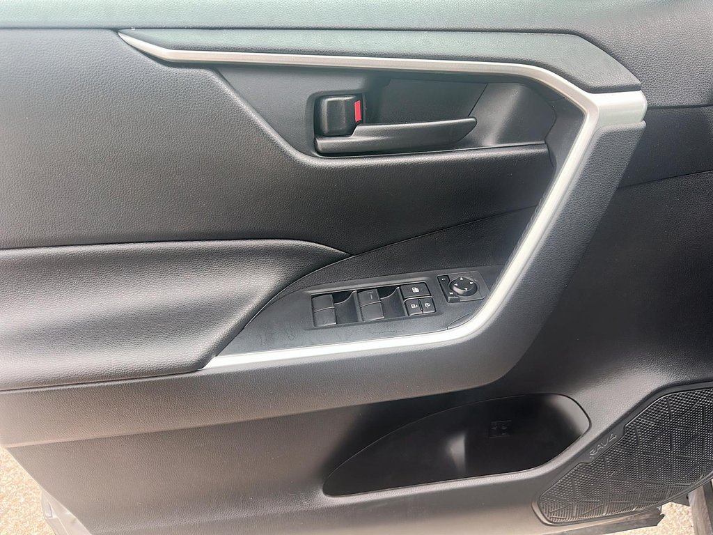 2020 Toyota RAV4 FWD LE in Stratford, Ontario - 10 - w1024h768px
