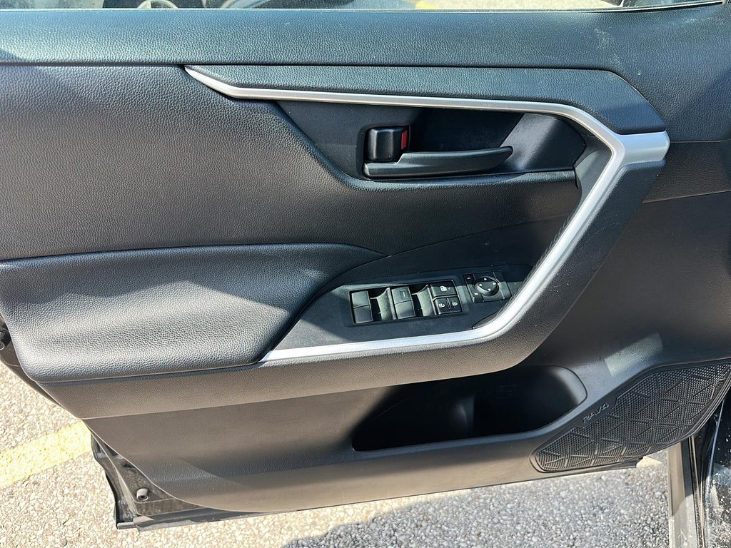 2022 Toyota RAV4 LE AWD in Stratford, Ontario - 9 - w1024h768px