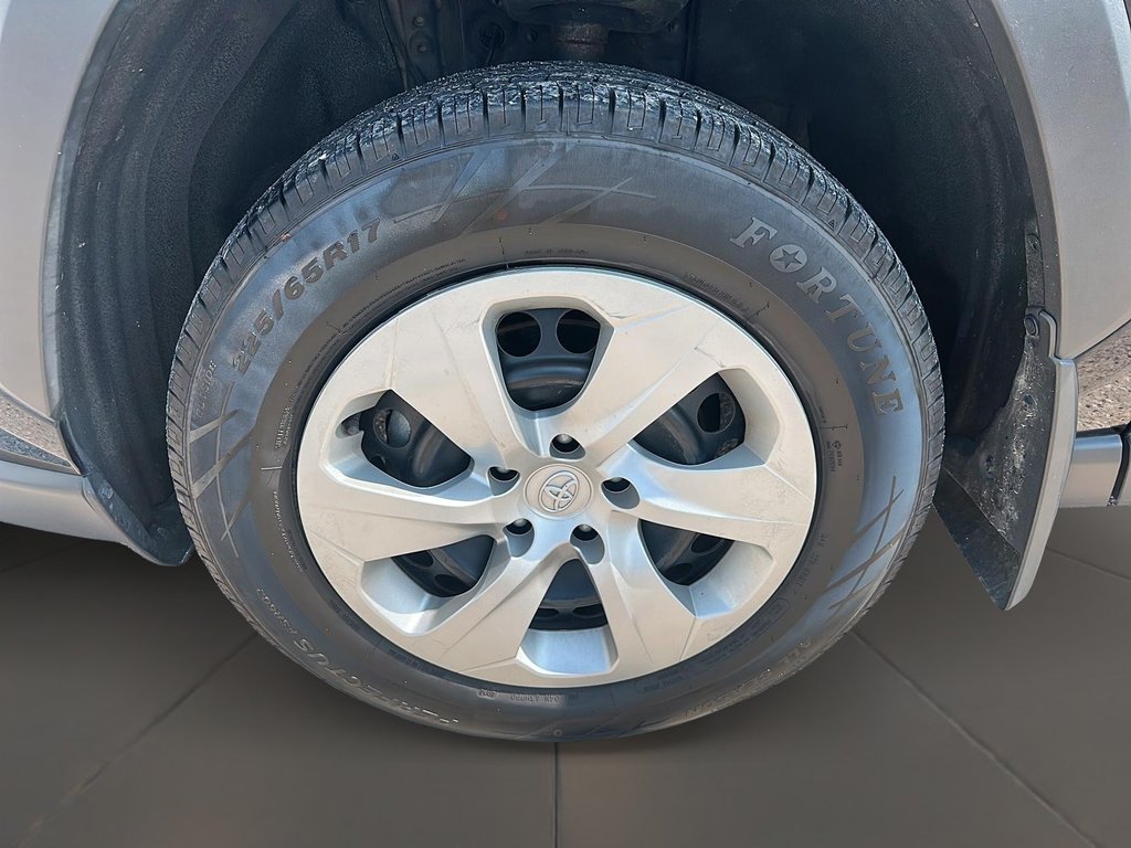 2022 Toyota RAV4 LE AWD in Stratford, Ontario - 7 - w1024h768px