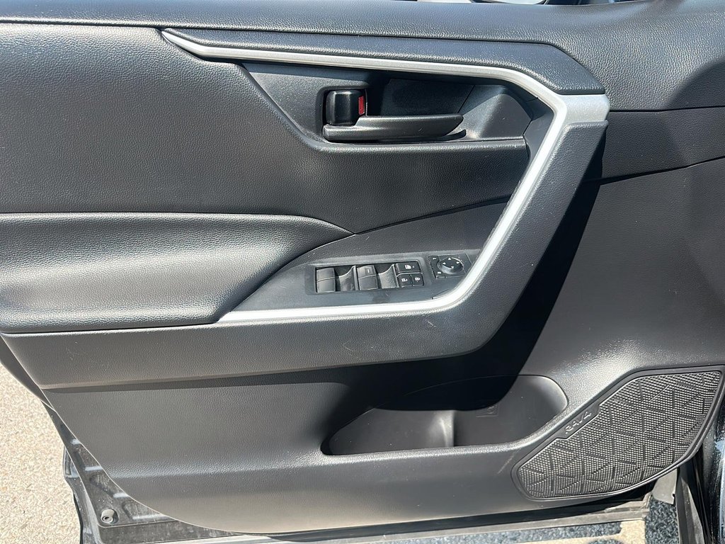 2022 Toyota RAV4 LE AWD in Stratford, Ontario - 10 - w1024h768px