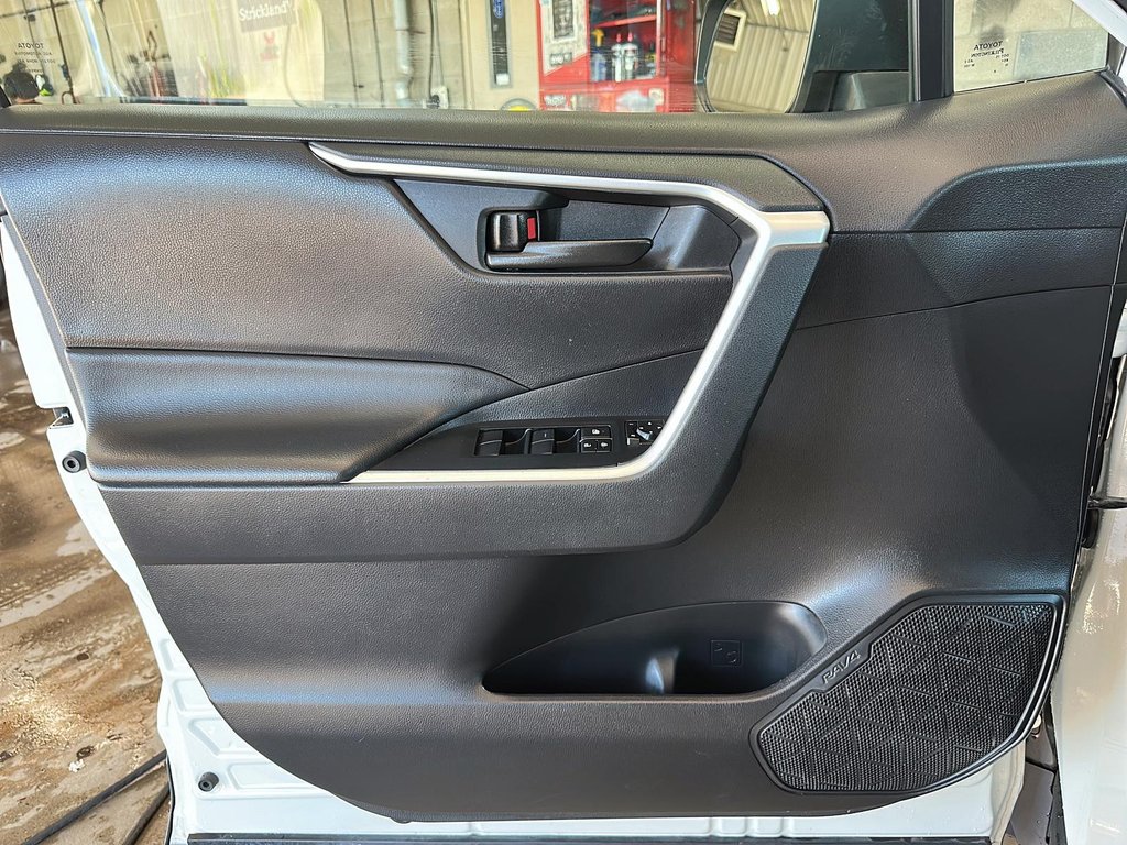2022 Toyota RAV4 LE AWD in Stratford, Ontario - 10 - w1024h768px