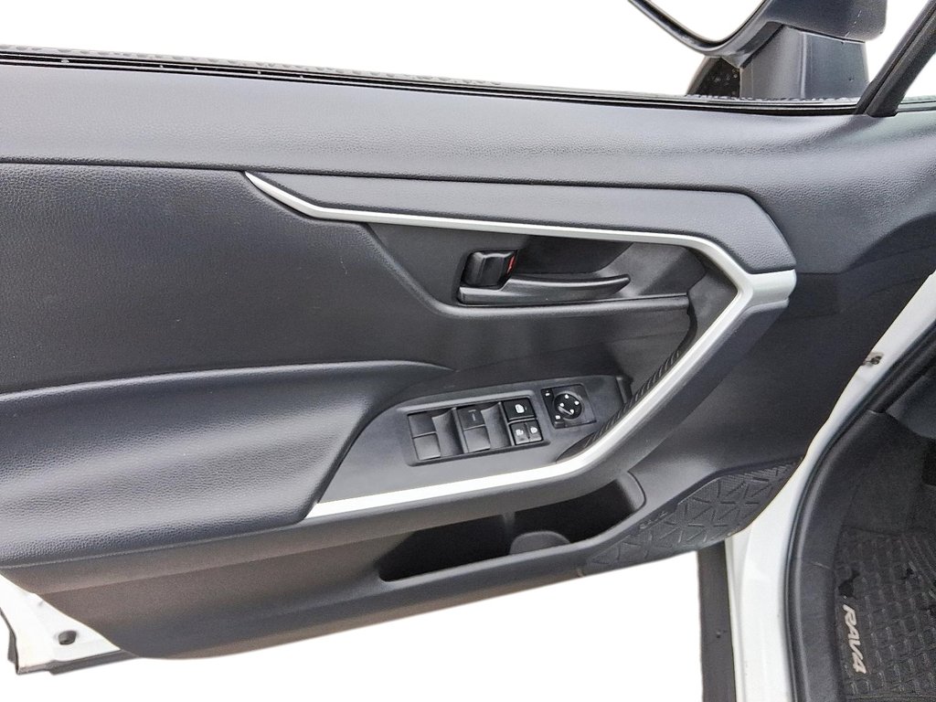 2022 Toyota RAV4 LE AWD in Stratford, Ontario - 10 - w1024h768px