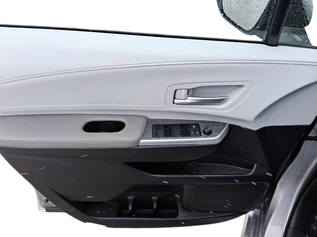 2025 Toyota Sienna Hybrid Sienna XLE 8-Pass in Stratford, Ontario - 12 - w1024h768px