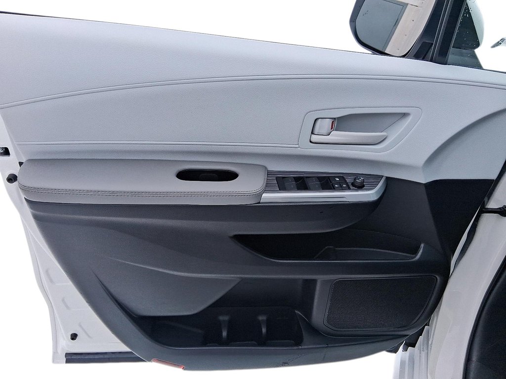 2025 Toyota Sienna Hybrid Sienna LE AWD 8-Pass in Stratford, Ontario - 12 - w1024h768px