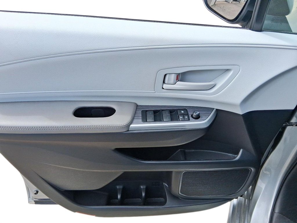 2025 Toyota Sienna Hybrid Sienna LE AWD 8-Pass in Stratford, Ontario - 12 - w1024h768px
