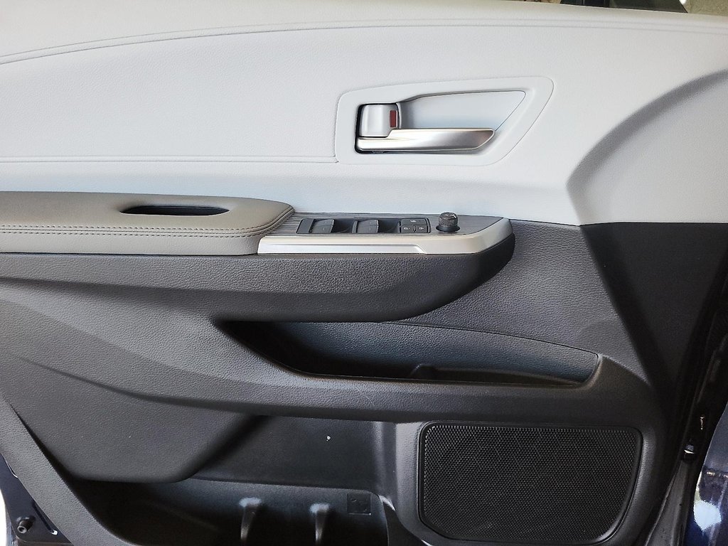 2025 Toyota Sienna Hybrid Sienna XLE 8-Pass in Stratford, Ontario - 10 - w1024h768px