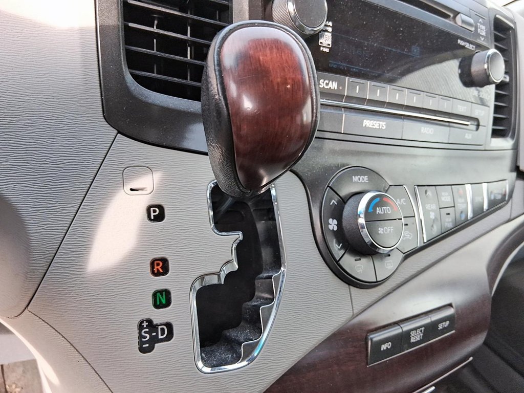 2011 Toyota Sienna XLE 7-pass V6 6A in Stratford, Ontario - 17 - w1024h768px