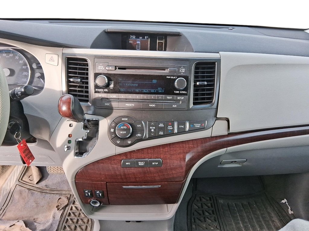 2011 Toyota Sienna XLE 7-pass V6 6A in Stratford, Ontario - 16 - w1024h768px