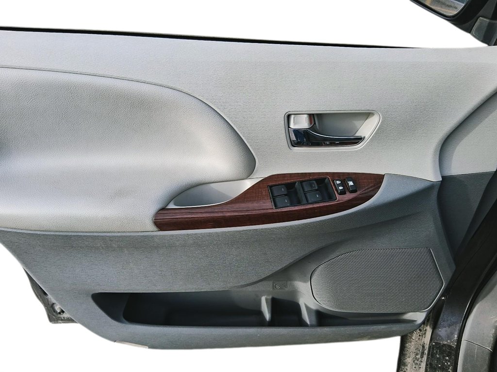 2011 Toyota Sienna XLE 7-pass V6 6A in Stratford, Ontario - 12 - w1024h768px