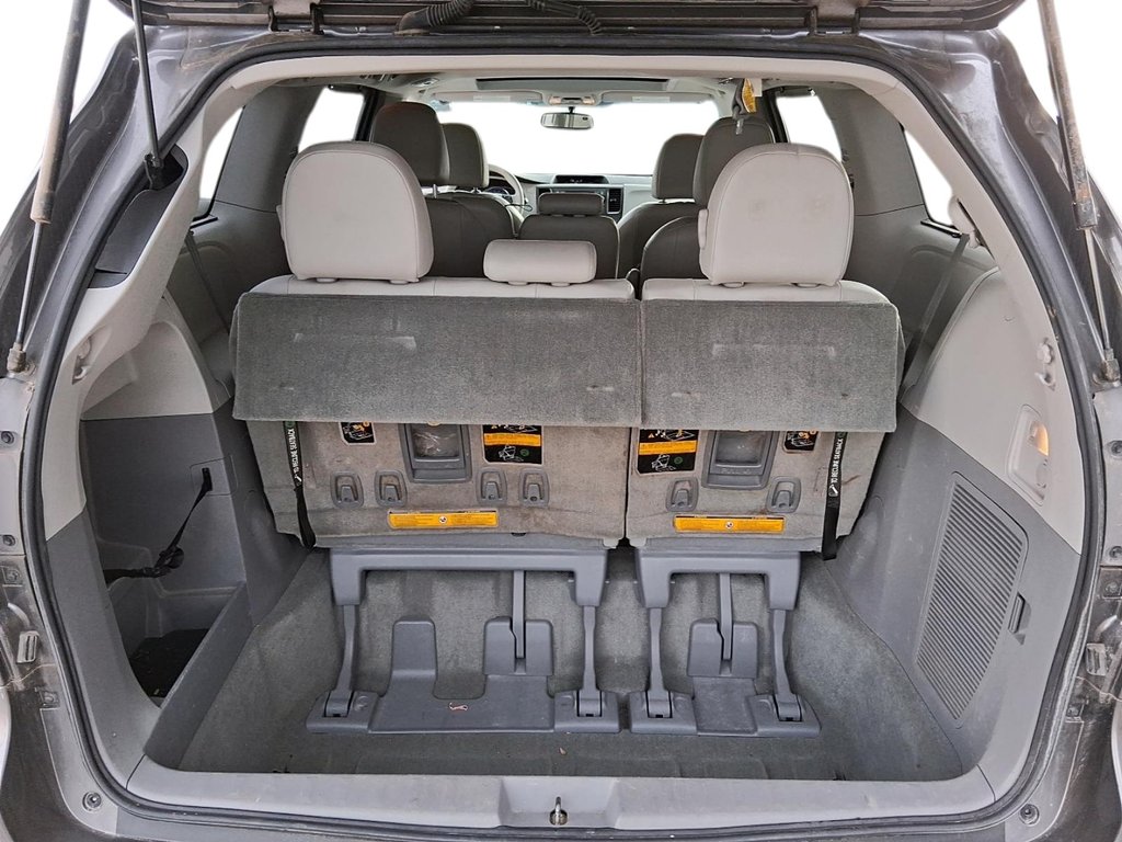 2011 Toyota Sienna XLE 7-pass V6 6A in Stratford, Ontario - 7 - w1024h768px