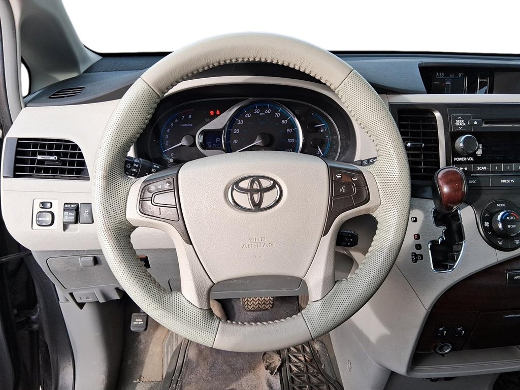 2011 Toyota Sienna XLE 7-pass V6 6A in Stratford, Ontario - 13 - w1024h768px