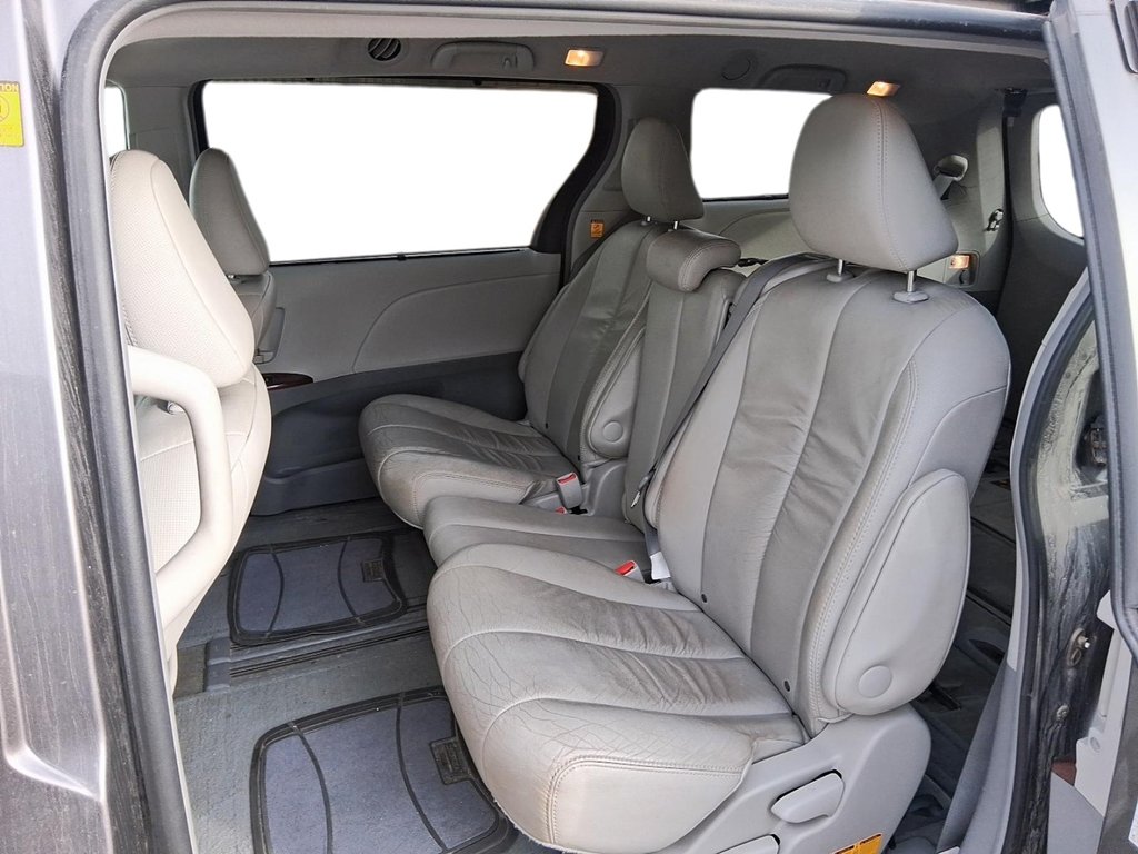 2011 Toyota Sienna XLE 7-pass V6 6A in Stratford, Ontario - 10 - w1024h768px
