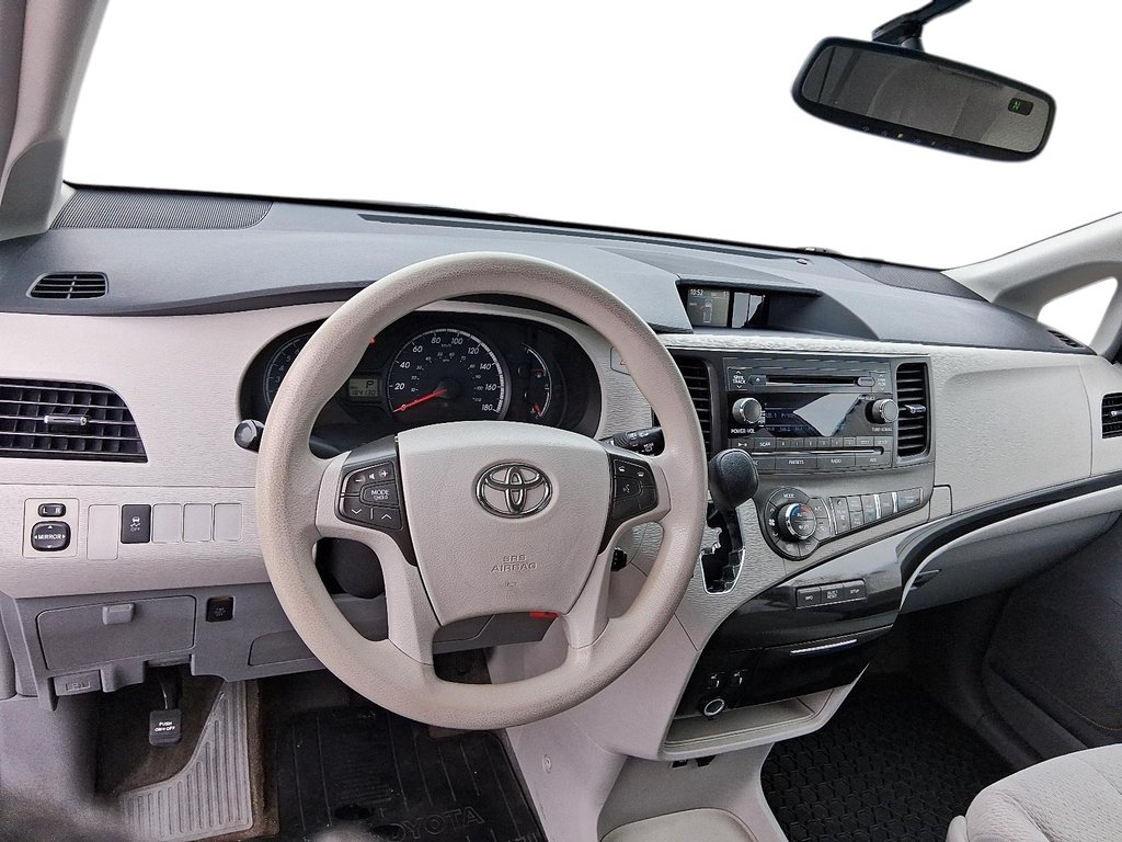 2014 Toyota Sienna 7-Pass V6 6A in Stratford, Ontario - 11 - w1024h768px