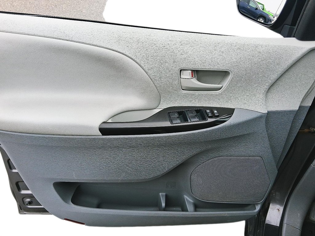 2014 Toyota Sienna 7-Pass V6 6A in Stratford, Ontario - 12 - w1024h768px