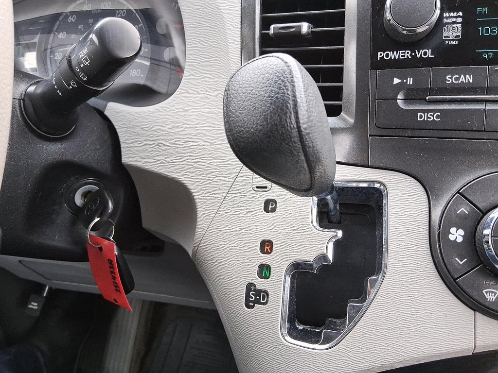 2014 Toyota Sienna 7-Pass V6 6A in Stratford, Ontario - 17 - w1024h768px