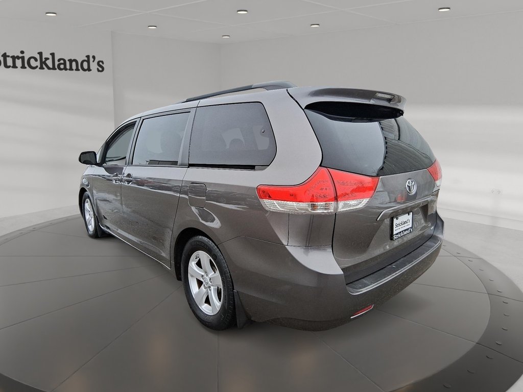 2014 Toyota Sienna 7-Pass V6 6A in Stratford, Ontario - 4 - w1024h768px