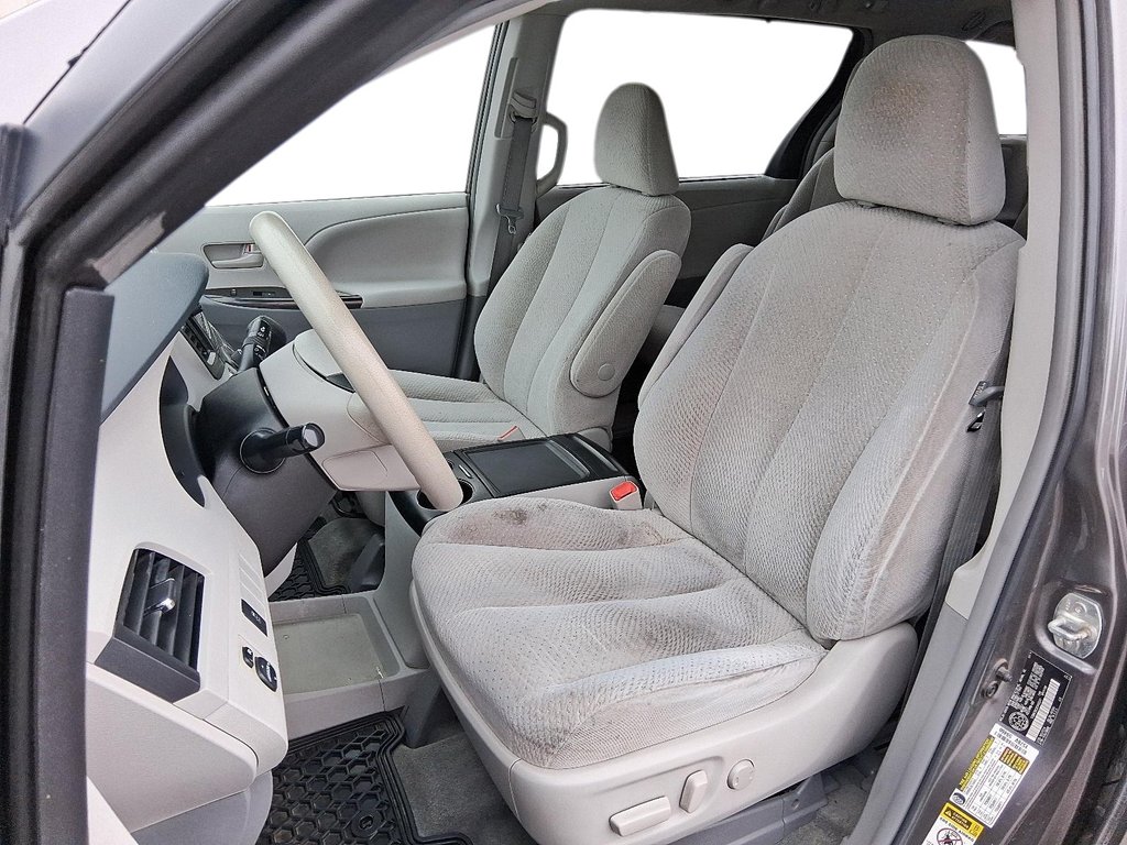 2014 Toyota Sienna 7-Pass V6 6A in Stratford, Ontario - 8 - w1024h768px