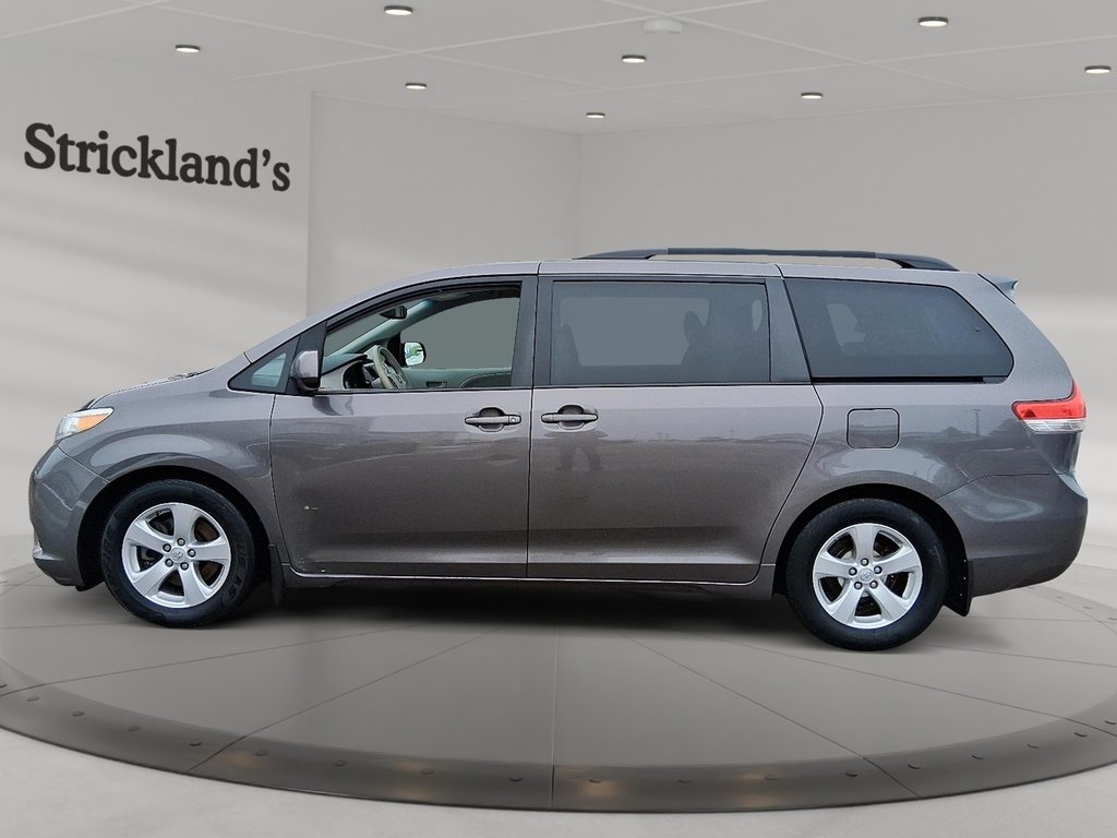 2014 Toyota Sienna 7-Pass V6 6A in Stratford, Ontario - 5 - w1024h768px