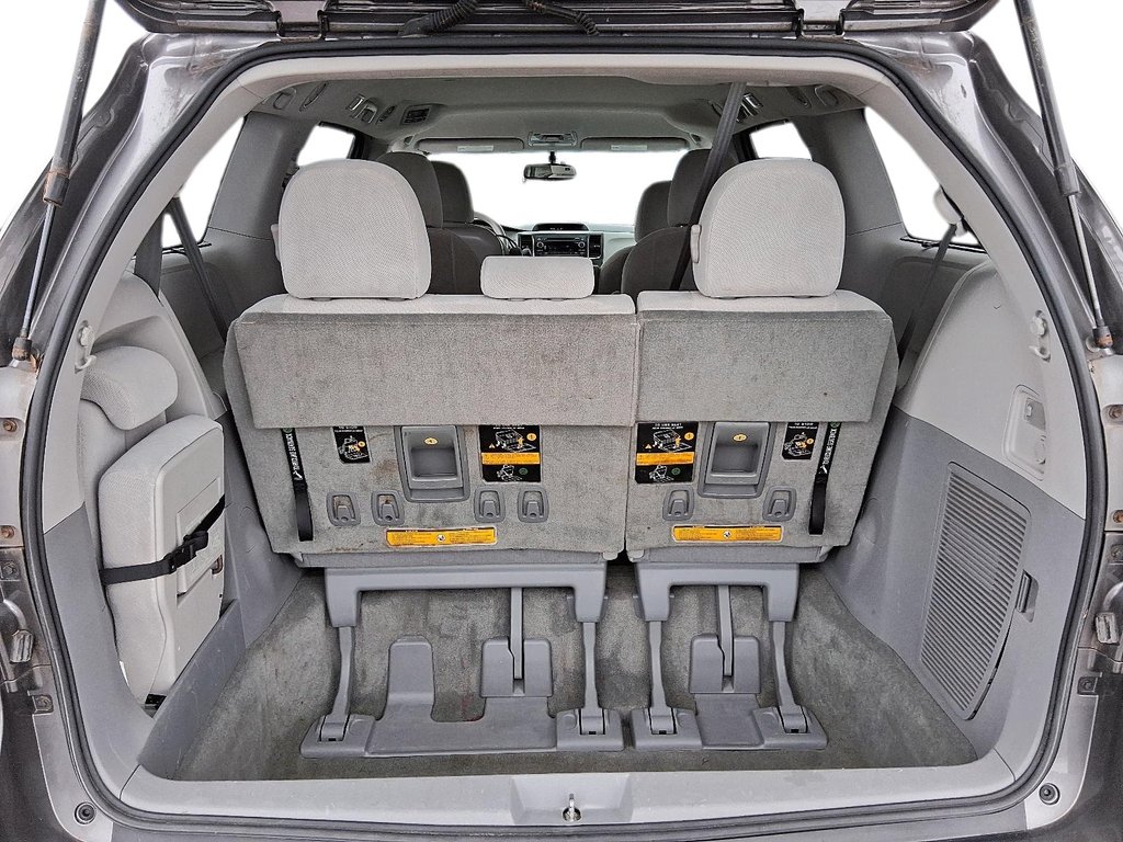 2014 Toyota Sienna 7-Pass V6 6A in Stratford, Ontario - 6 - w1024h768px