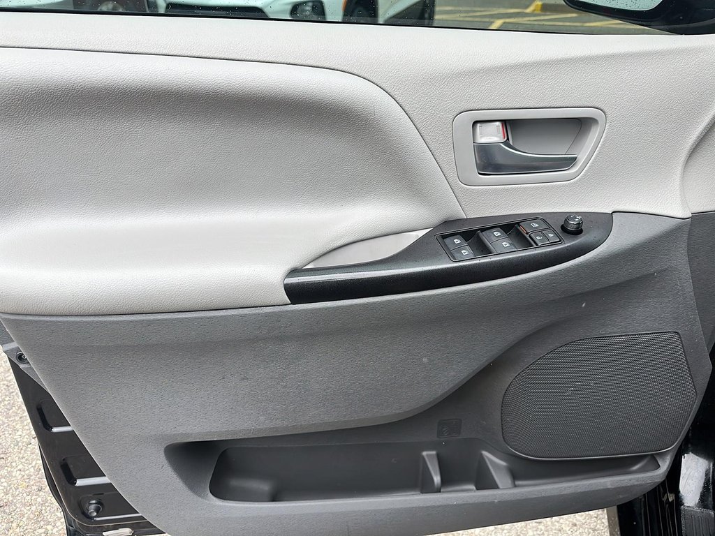 2018 Toyota Sienna LE 8-Passenger V6 in Stratford, Ontario - 10 - w1024h768px