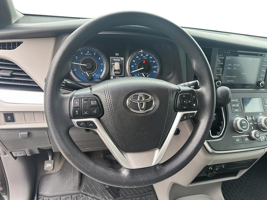 2018 Toyota Sienna LE 8-Passenger V6 in Stratford, Ontario - 11 - w1024h768px