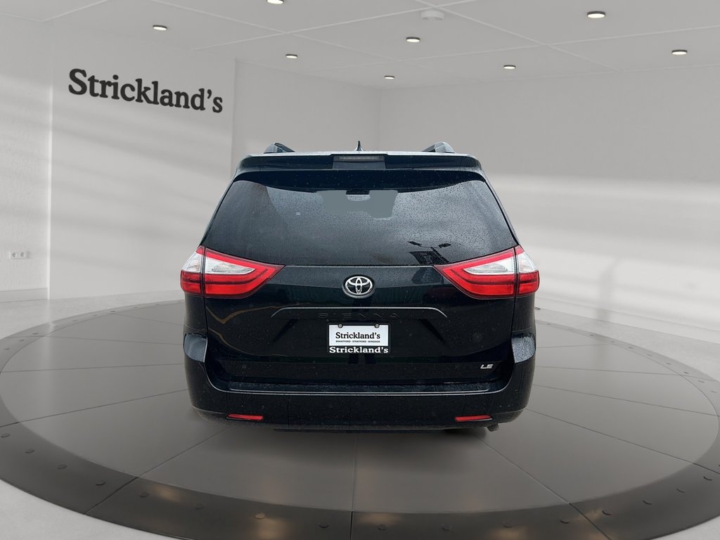 2018 Toyota Sienna LE 8-Passenger V6 in Stratford, Ontario - 3 - w1024h768px