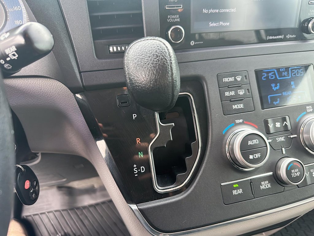 2018 Toyota Sienna LE 8-Passenger V6 in Stratford, Ontario - 14 - w1024h768px