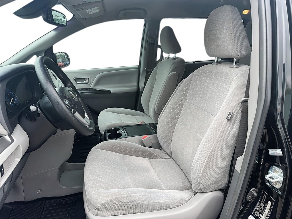 2018 Toyota Sienna LE 8-Passenger V6 in Stratford, Ontario - 8 - w1024h768px