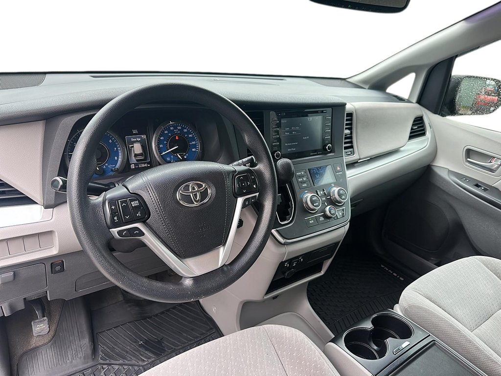 2018 Toyota Sienna LE 8-Passenger V6 in Stratford, Ontario - 9 - w1024h768px