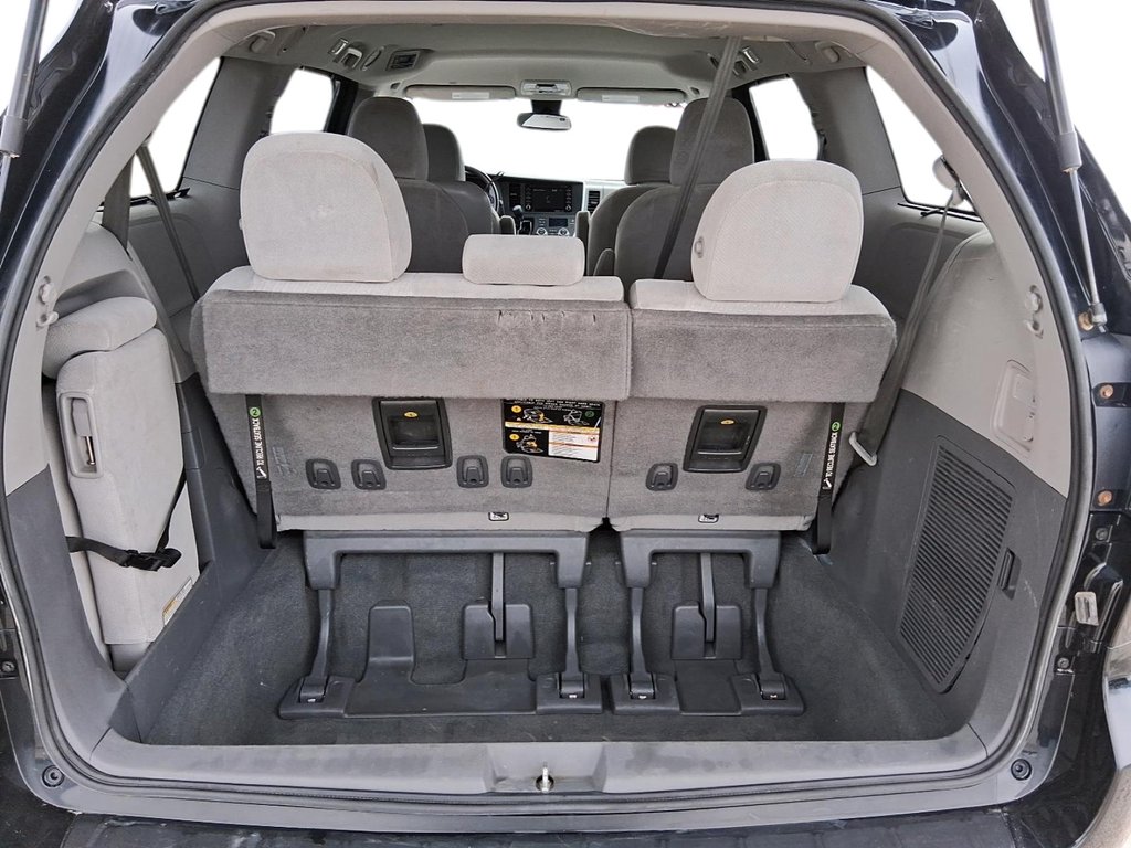 2020 Toyota Sienna LE 8-Passenger V6 in Stratford, Ontario - 6 - w1024h768px