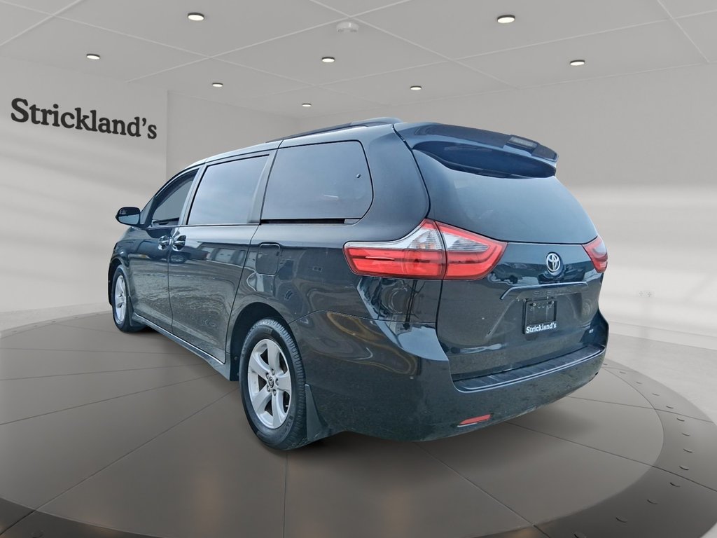 2020 Toyota Sienna LE 8-Passenger V6 in Stratford, Ontario - 4 - w1024h768px