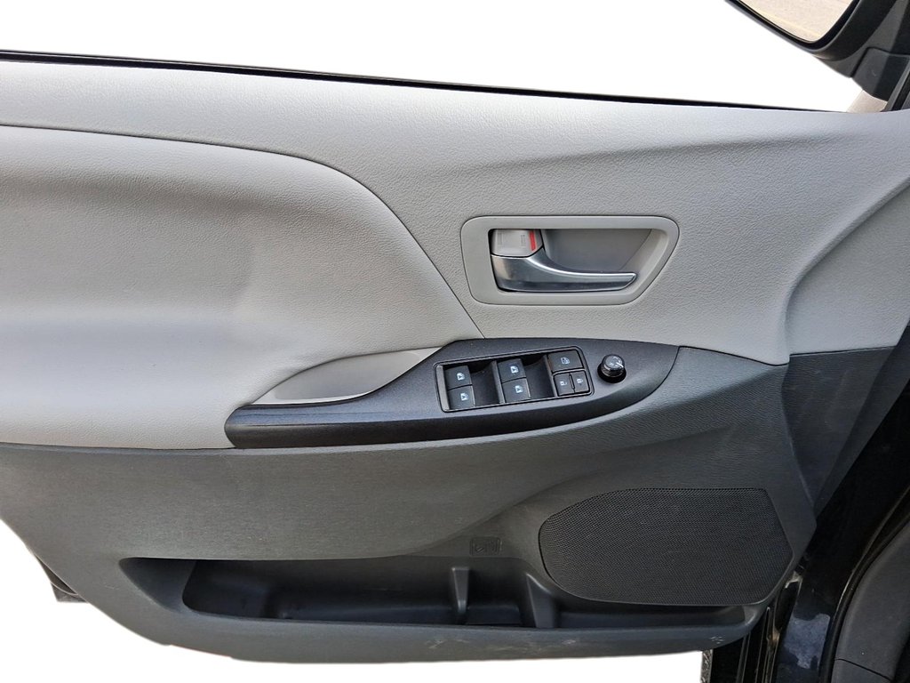 2020 Toyota Sienna LE 8-Passenger V6 in Stratford, Ontario - 12 - w1024h768px