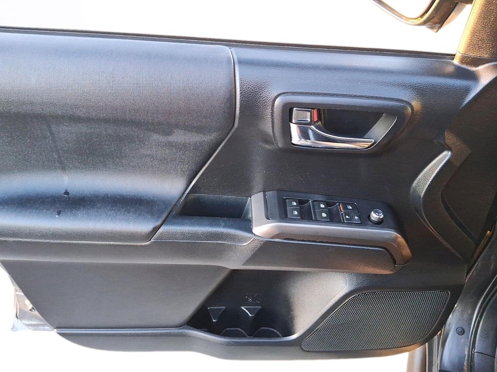 2017 Toyota Tacoma 4x4 Double Cab V6 SR5 6A in Stratford, Ontario - 11 - w1024h768px