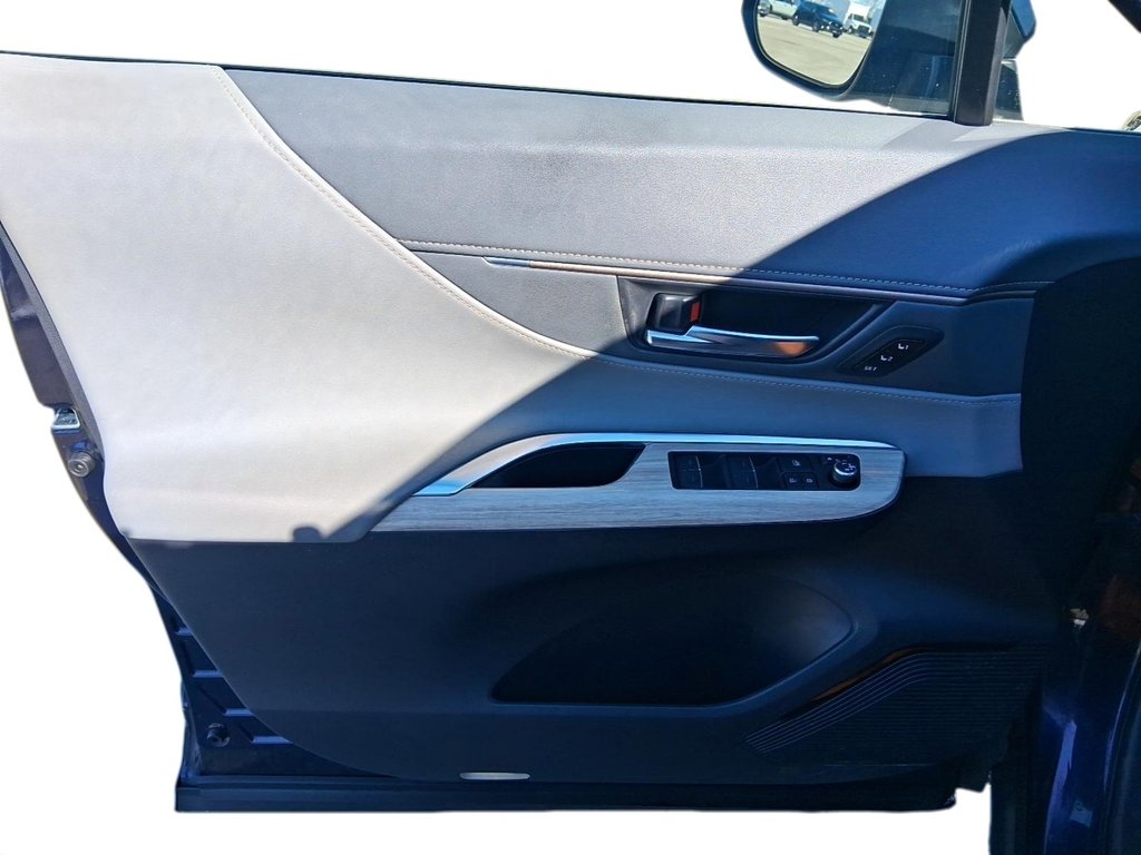 2021 Toyota Venza Hybrid Venza XLE in Stratford, Ontario - 11 - w1024h768px