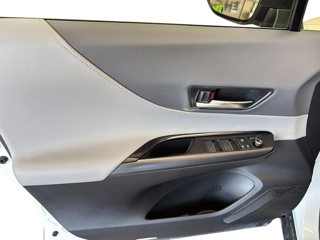 2021 Toyota Venza Hybrid Venza LE in Stratford, Ontario - 10 - w1024h768px