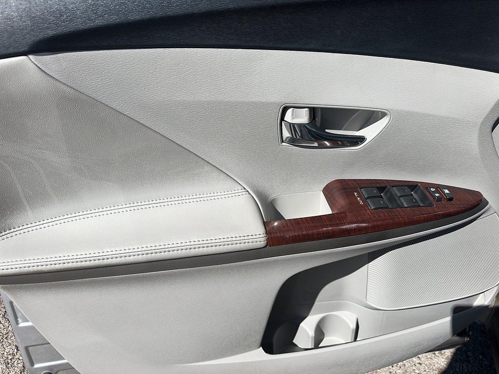 2011 Toyota Venza V6 AWD 6A in Stratford, Ontario - 10 - w1024h768px