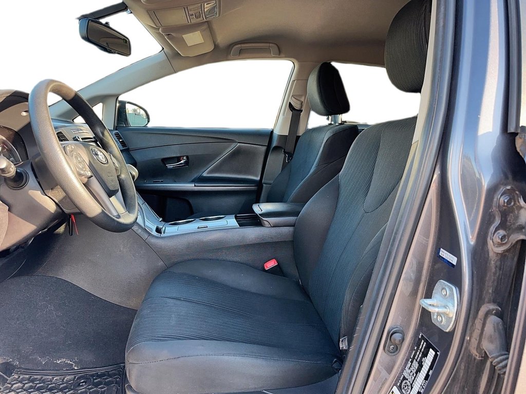 2016 Toyota Venza V6 AWD 6A in Stratford, Ontario - 7 - w1024h768px