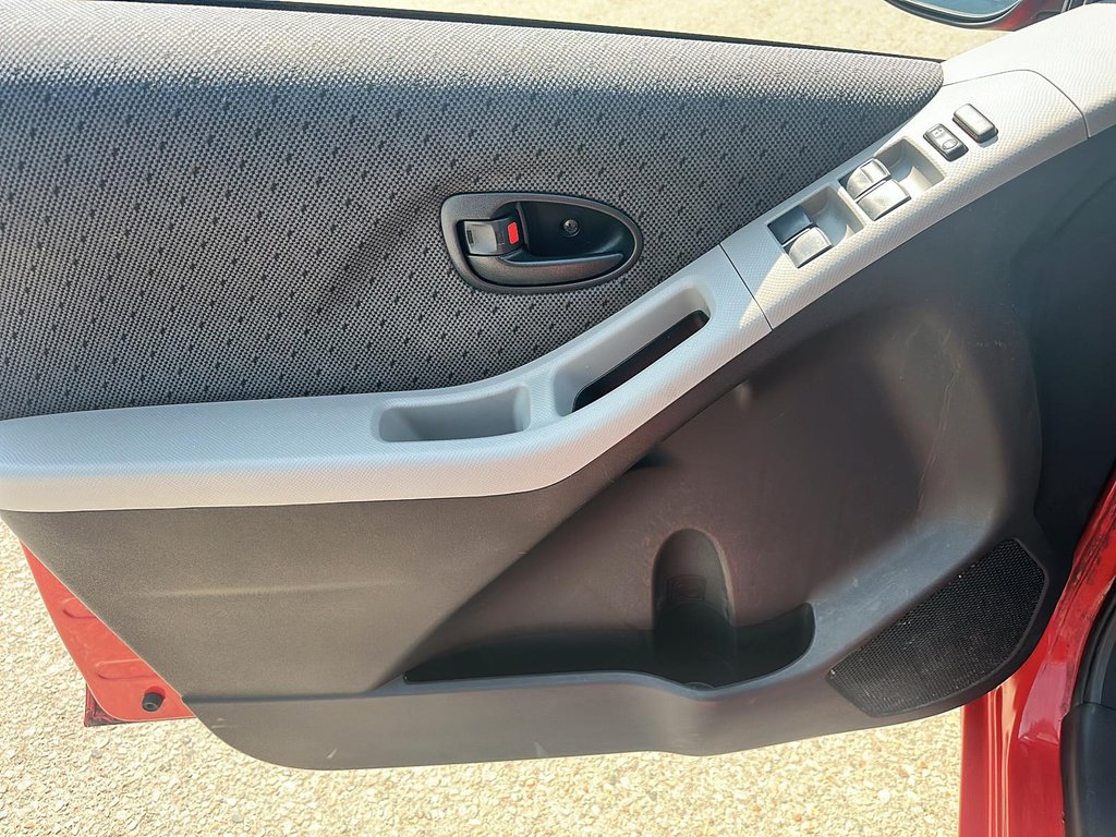 2009 Toyota Yaris 5-door Hatchback LE 4A in Stratford, Ontario - 9 - w1024h768px